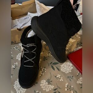 JBU Black Boots w/faux Fur and All Terra Traction. New in Box. Size 7.5 Medium.
